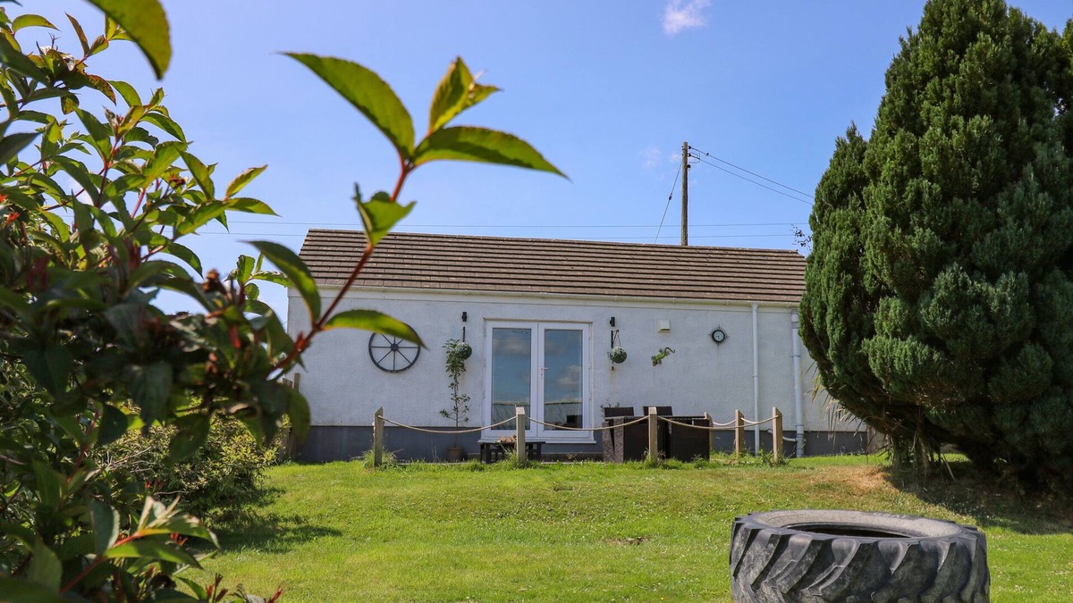 Llangynin Cottage | TY CWTCH, pet friendly, country holiday cottage in St Clears