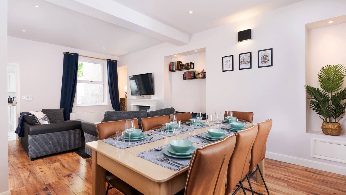 Glynneath House | Ty Gwladus a Einion