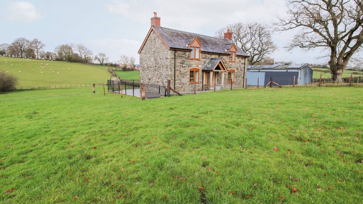 Llangyniew Cottage | TY GWYN, pet friendly, with hot tub in Llanfair Caereinion