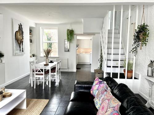 Barry House | Ty Hapus