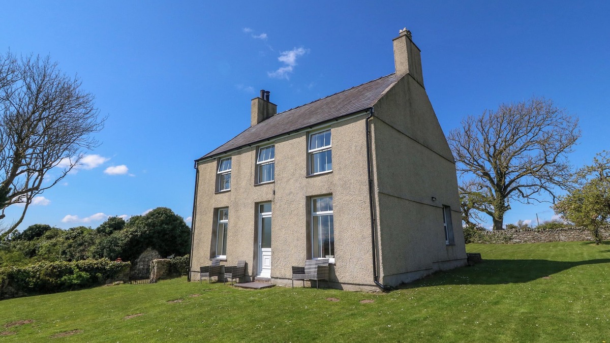 Llanddaniel Fab Cottage | TY MAWR, pet friendly, with open fire in Llanddaniel Fab