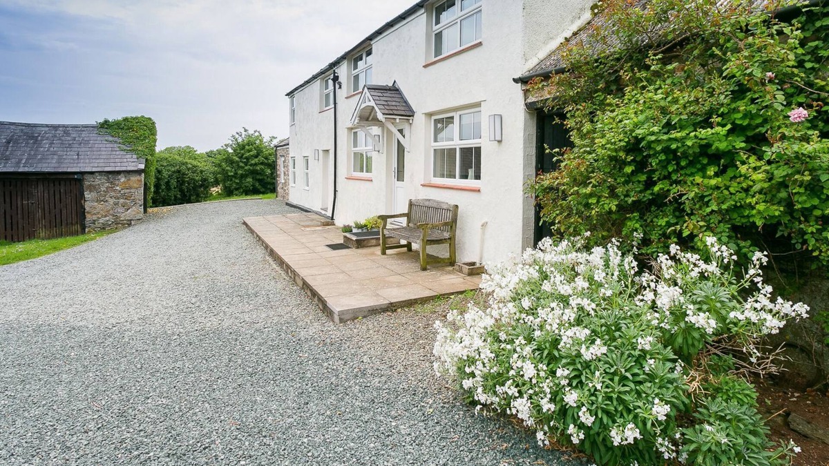 Brynsiencyn Cottage | Ty Poeth - a dog that sleeps 8 guests in 4 bedrooms