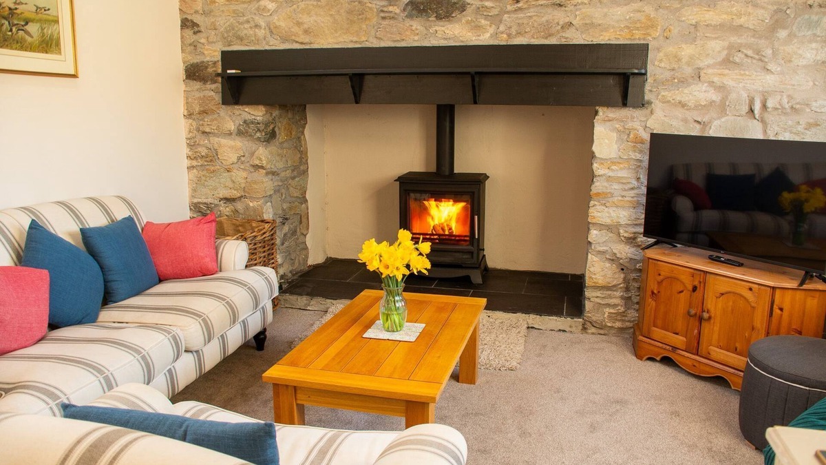 Rhoscolyn Cottage | Ty'r Garreg - sleeps 7 guests in 4 bedrooms