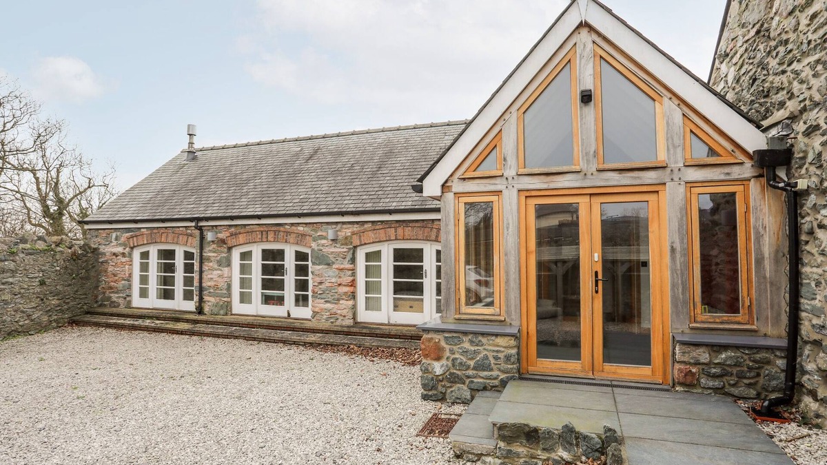 Newborough Cottage | TY SIAM, pet friendly, luxury holiday cottage in Newborough