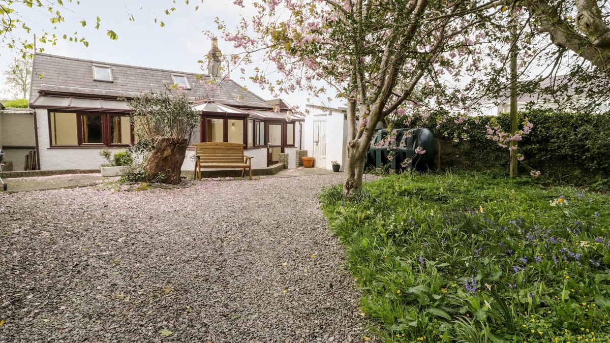 Llanddaniel Fab Cottage | TY TAID, with open fire in Llanddaniel Fab
