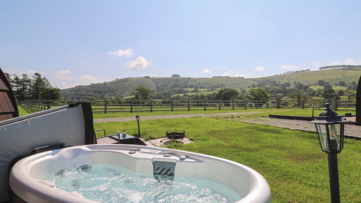 Bethania Cottage | TY TWT TEIFI, romantic, with hot tub in Llanddewi-Brefi