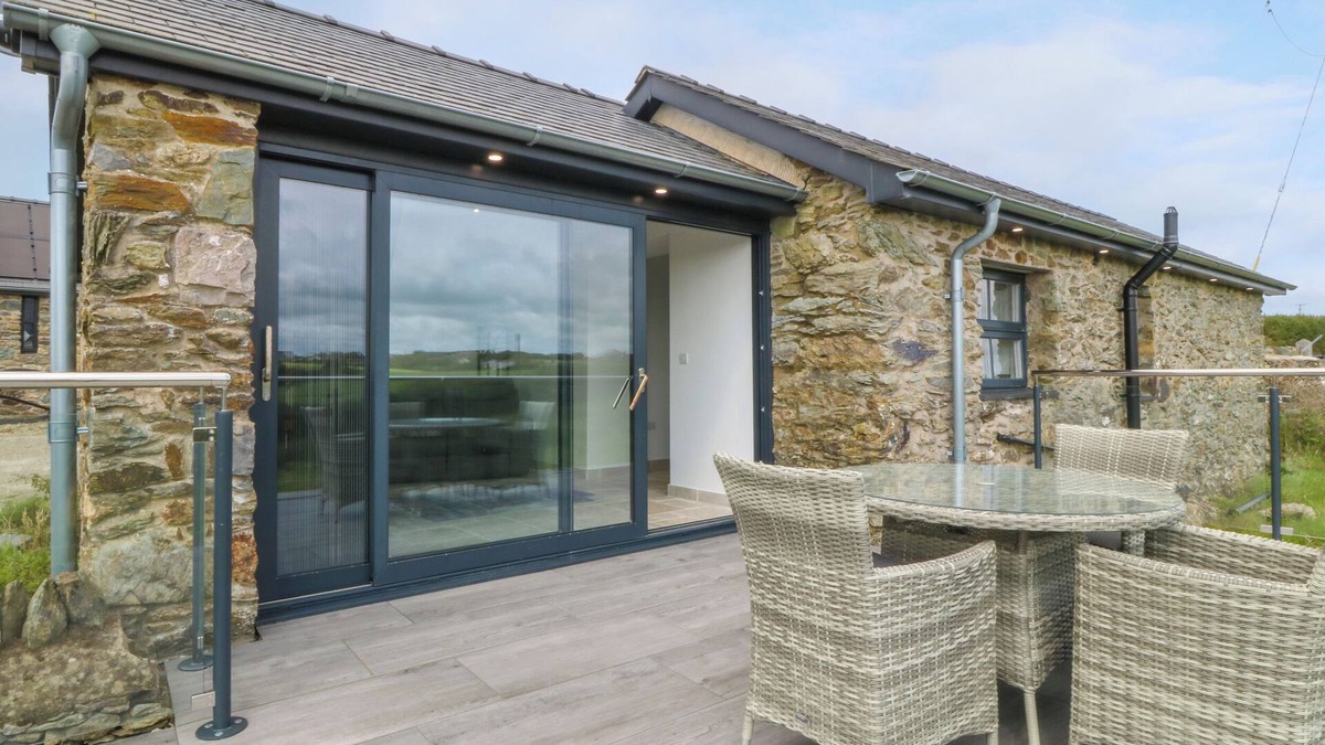 Rhydwyn Cottage | TYDDYN BACH, pet friendly, with open fire in Rhydwyn