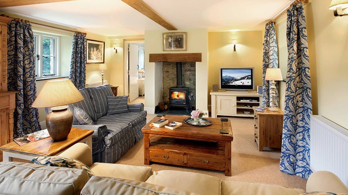 Tal-y-Cafn Cottage | Tyddyn Derwen - Three bedrooms, one en-suite shower room, one bathroom