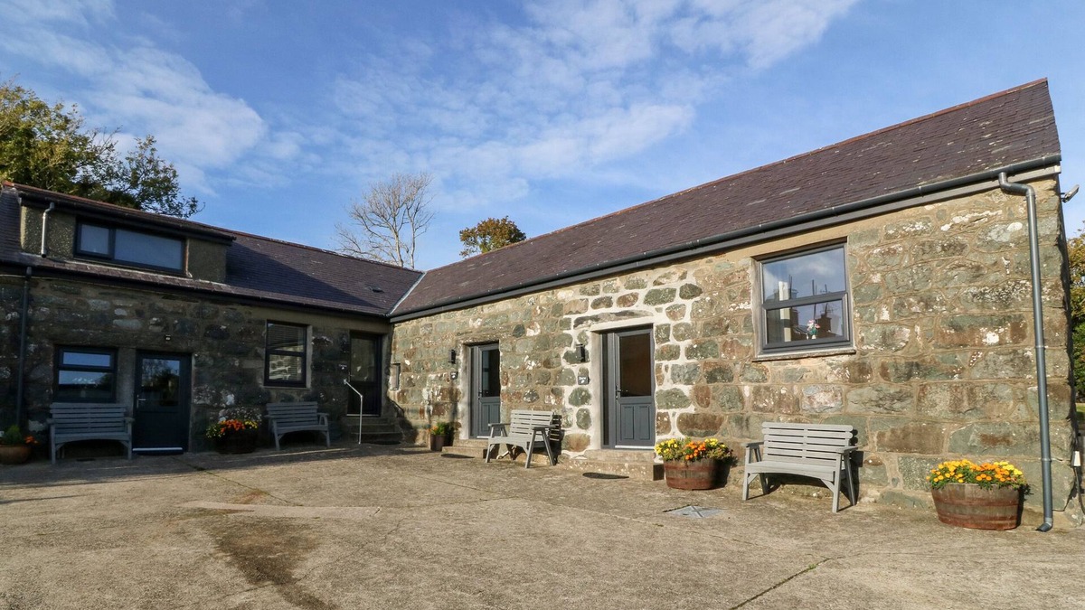 Llanystumdwy Cottage | TYDDYN SIANEL - DERW, romantic, country holiday cottage in Criccieth