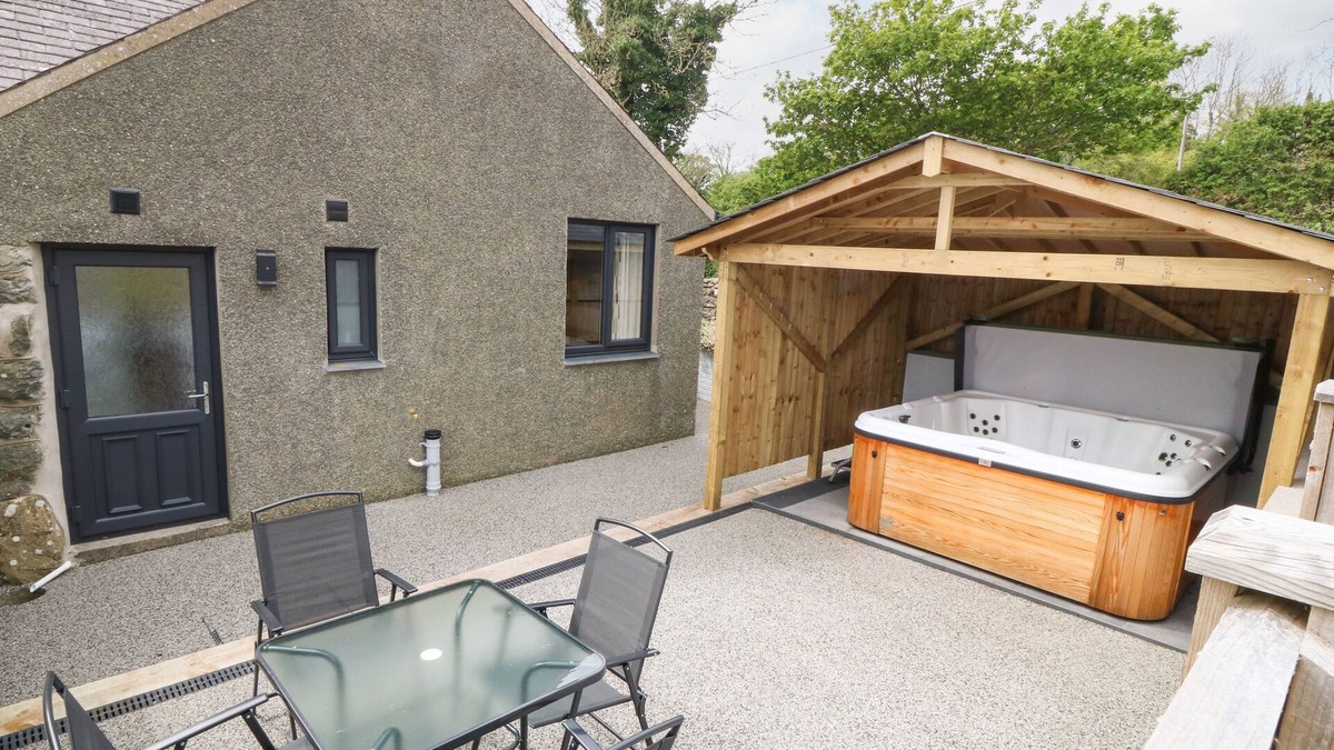 Llanystumdwy Cottage | TYDDYN SIANEL - ONNEN, family friendly, with hot tub in Criccieth