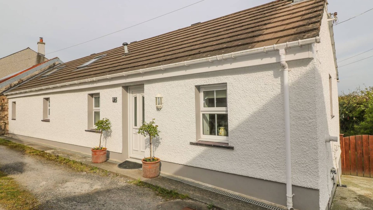 Brynsiencyn House | TYN Y GIAT, pet friendly, with a garden in Brynsiencyn