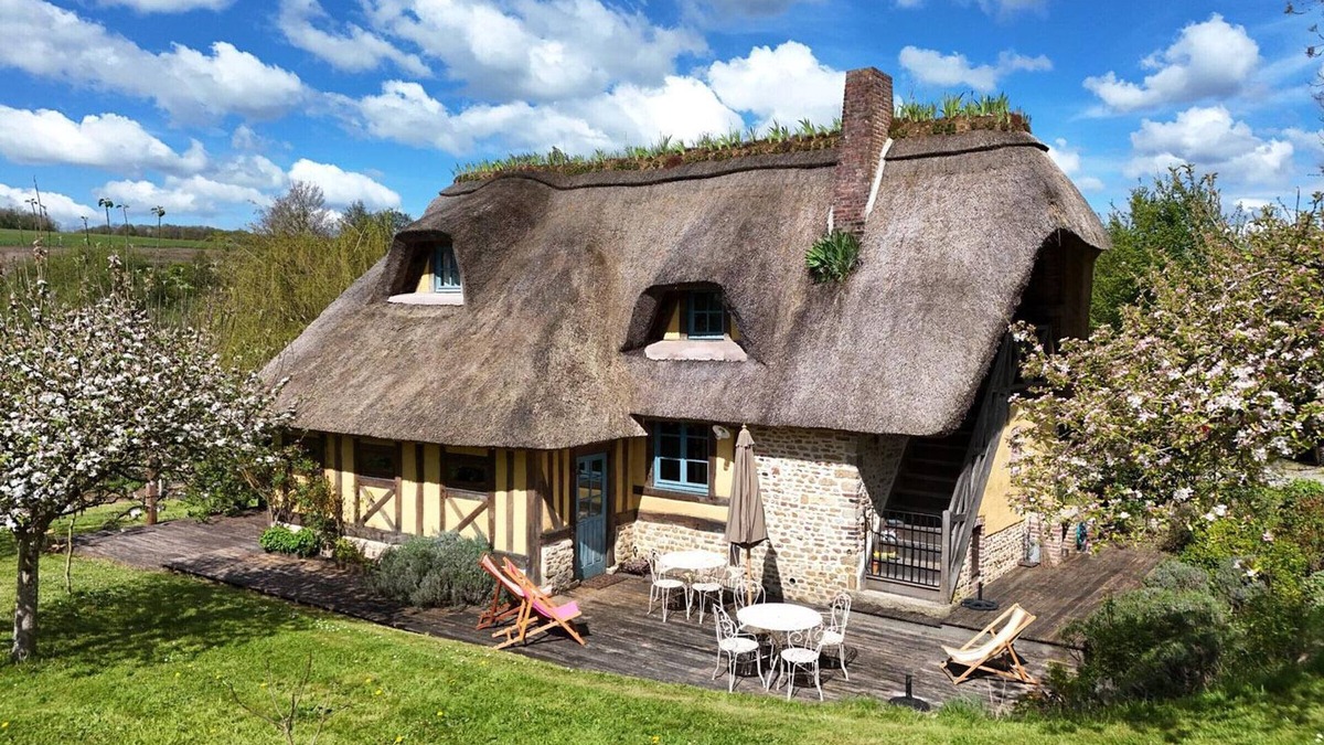 Saint-Evroult-de-Montfort Cottage | Typical cottage with garden, pets allowed, WIFI included