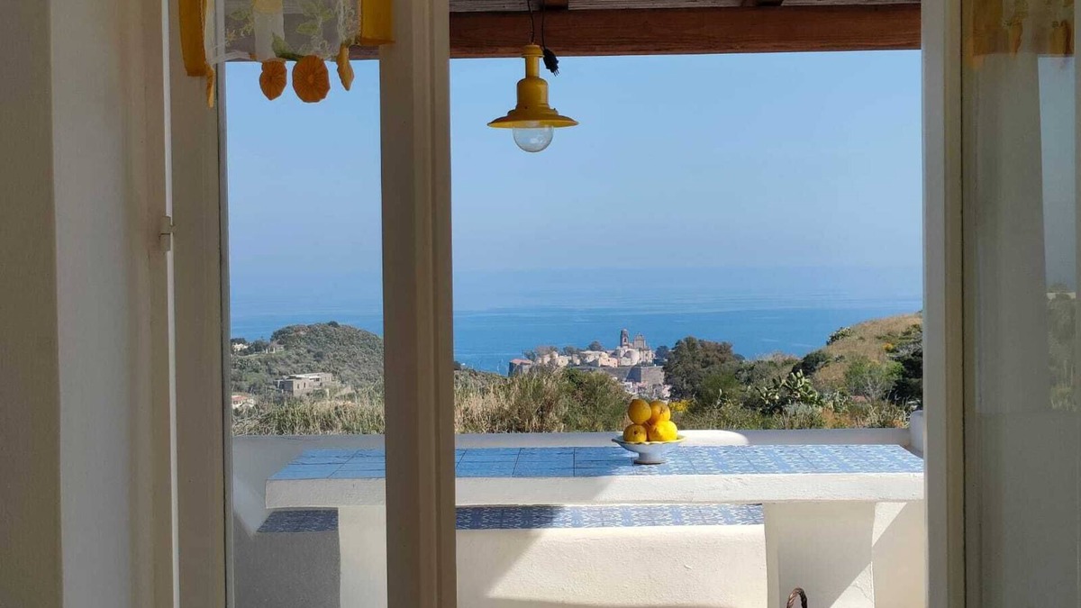 Lipari Villa | Typical Aeolian house surrounded by Mediterranean nature