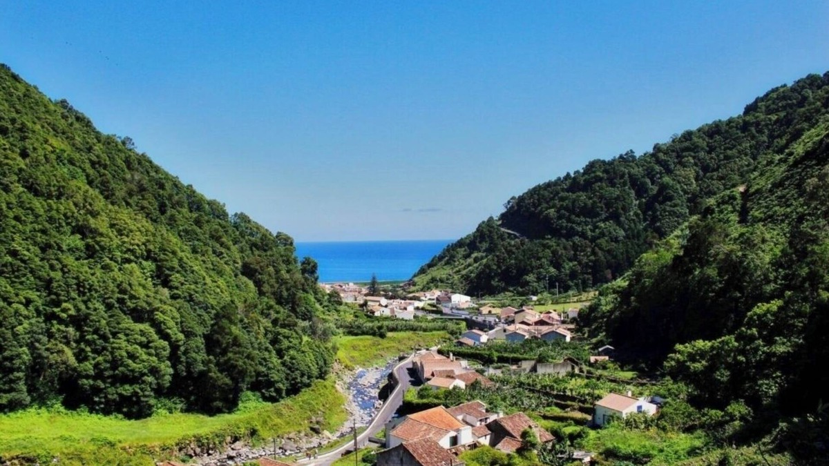 Faial Da Terra House | Typical Azorean house, very nice location, up to 5 people.