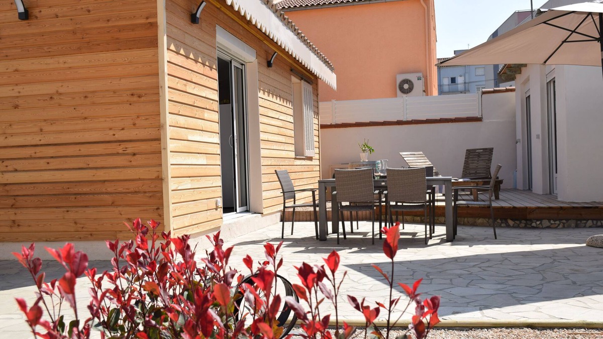 La Jetee House | Typical BEACH HOUSE - 4 bedrooms 3 bathrooms - beach 160m away - private parking and garden