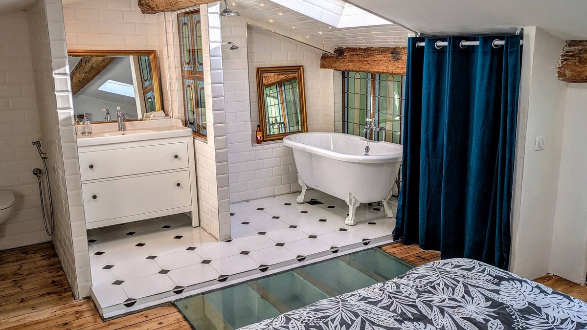 Bacalan House | Typical Bordeaux House 1850 – Spacious, well-equipped, near Bordeaux, with gym and pool table