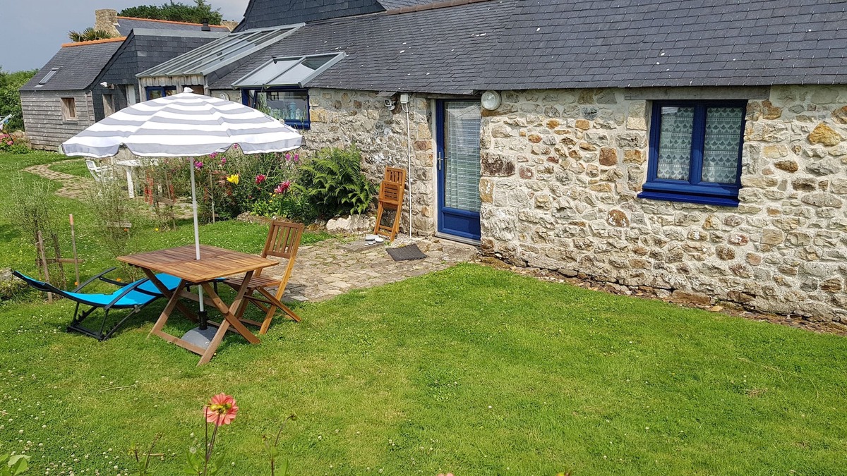 Crozon House | Typical Breton cottage in a hamlet on Cap de la Chèvre