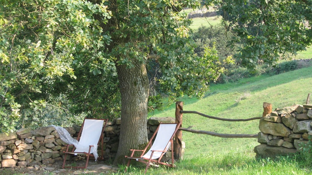 Alceda House | Typical dwelling of the valley of the Pas located in a farm of green pastures