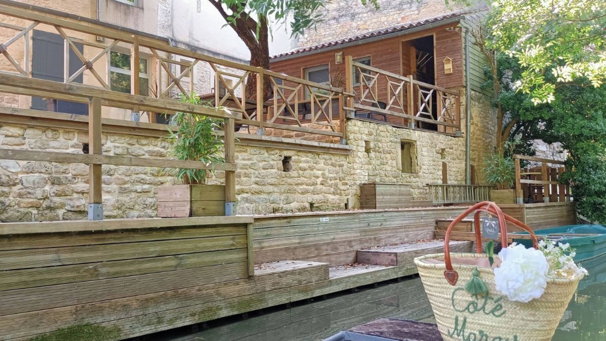 Sansais House | Typical house in the Marais Poitevin with private pontoon and rowing boat