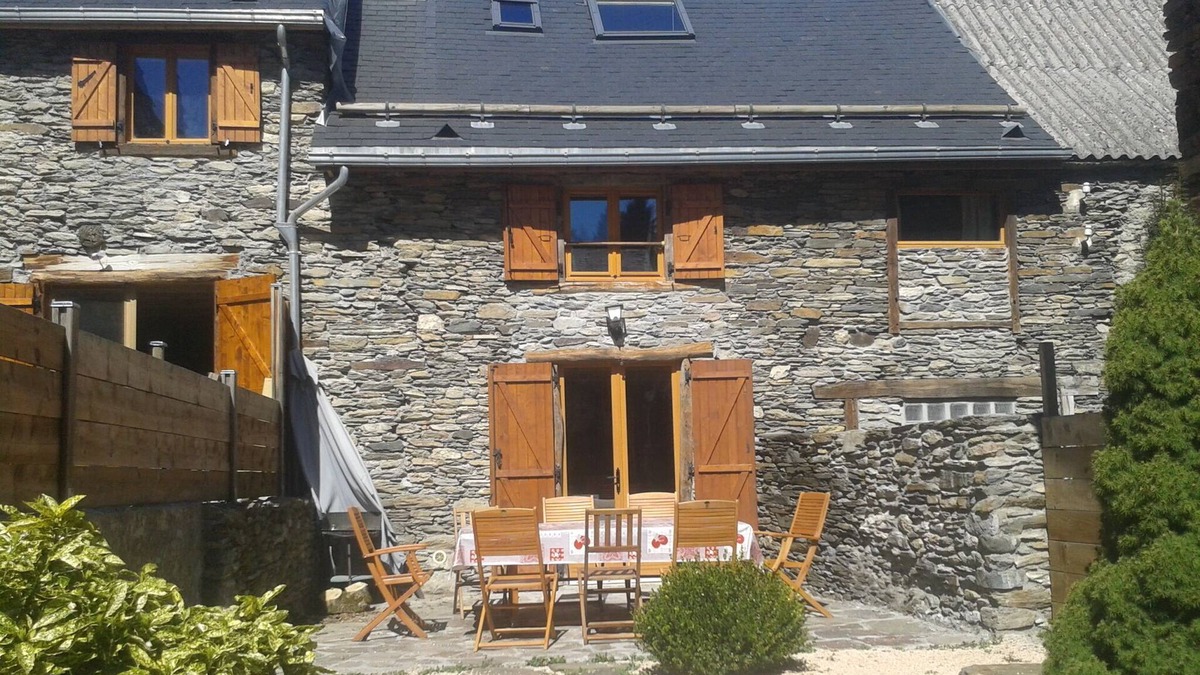 Antignac House | TYPICAL PYRENEAN CHALET BARN, ENCLOSED GARDEN, 5 MINS FROM LUCHON