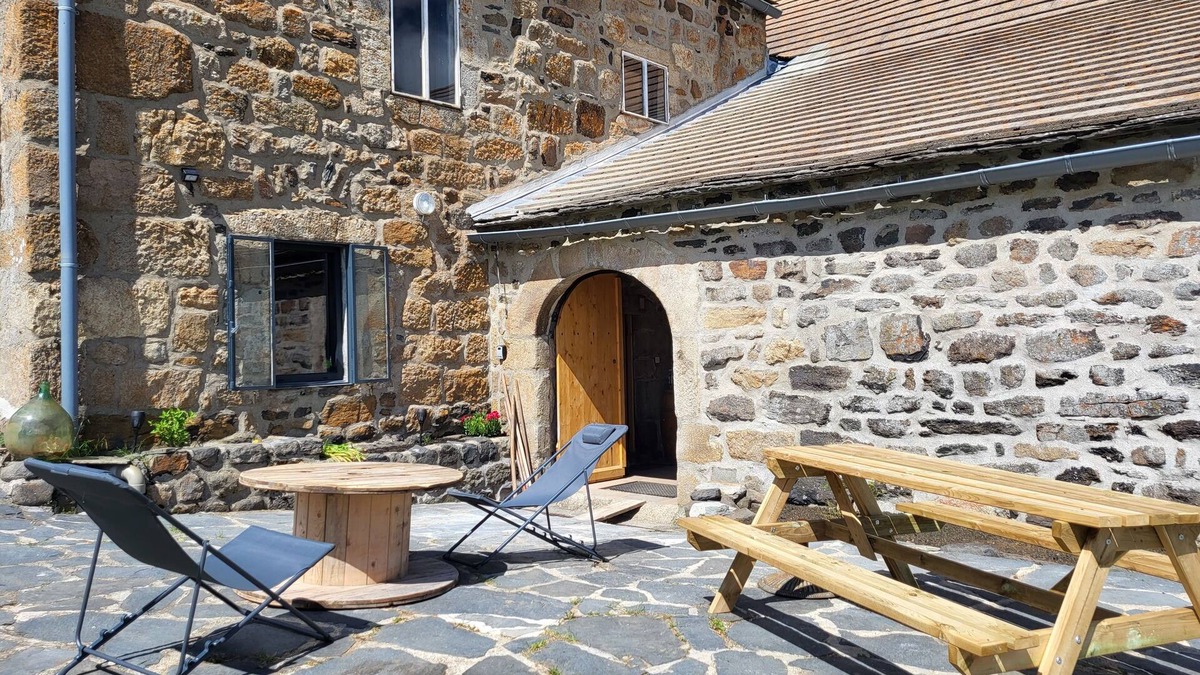 Le Beage House | Typical restored farmhouse overlooking the Ardèche mountains