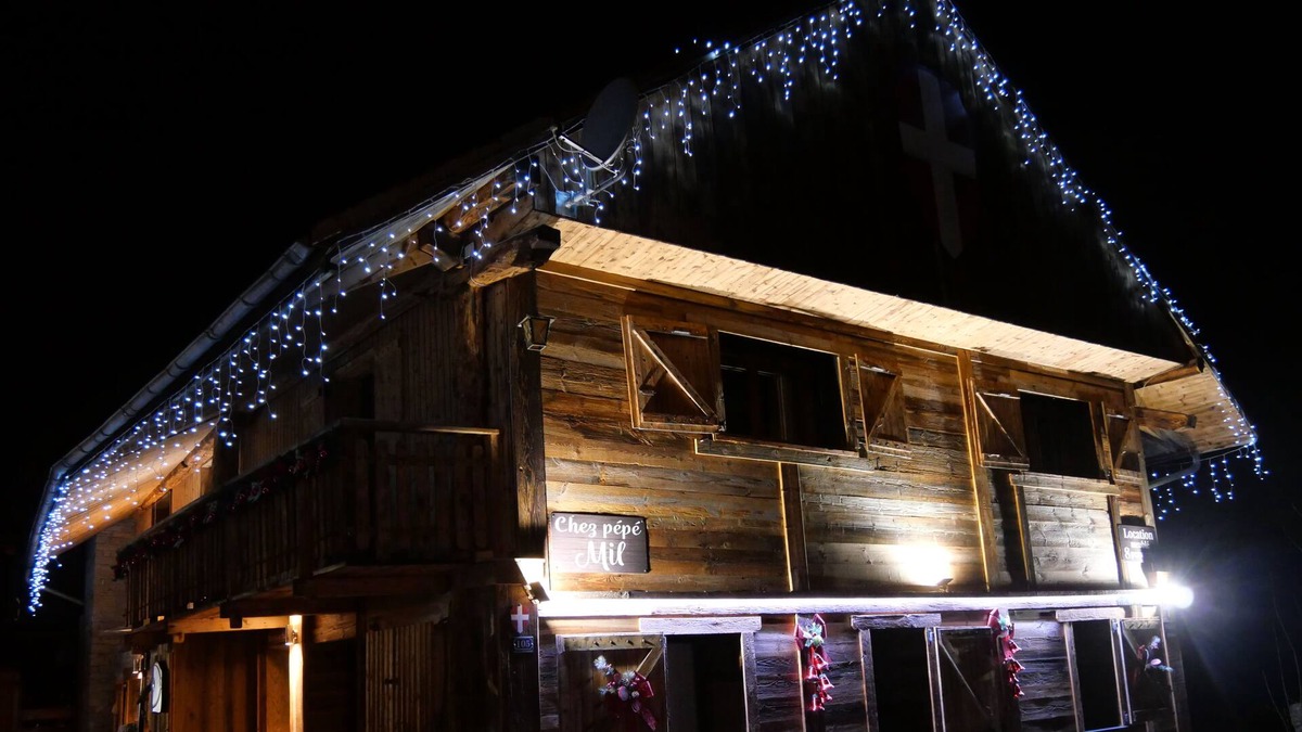 Les Bottieres House | Typical Savoyard house with private heated pool
