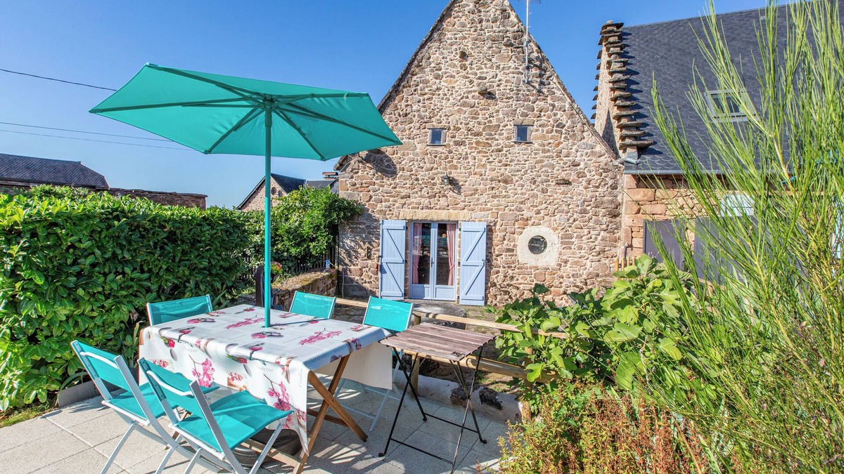 Correze Cottage | Typical thatched cottage of stone within landscapes of Corrèze