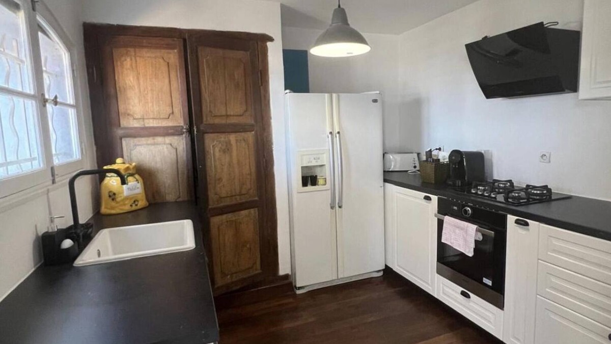 16th Arrondissement House | Typical, very spacious villa with private pool on the seafront