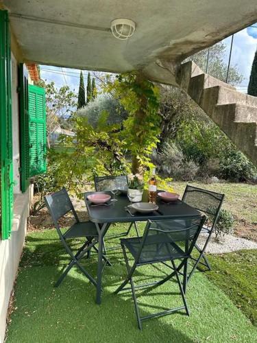 Gonfaron House | Typique cabanon provençal rénové Attention escalier extérieur pour accéder au 1er étage