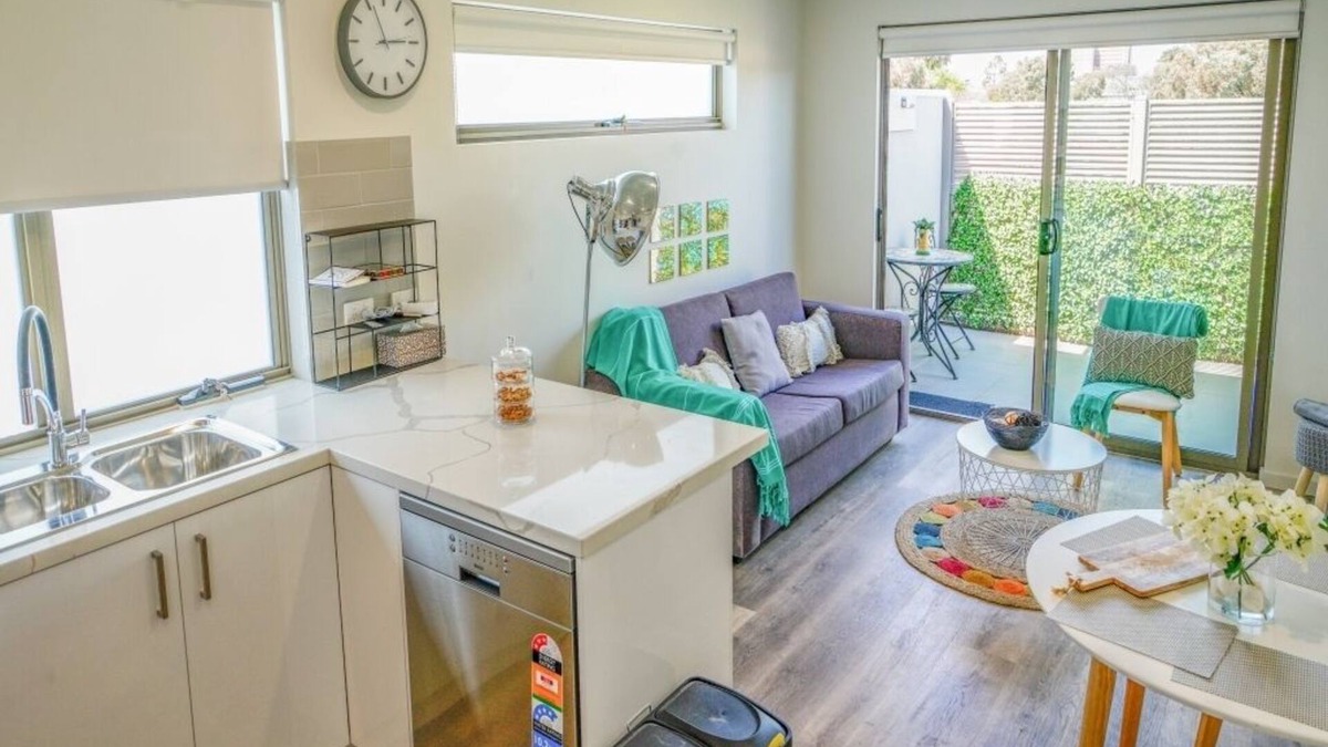 Brunswick Apartment | U201 Brunswick Living Top flor Balcony Close to APT n CBD FreeWifi Tram Doorstep