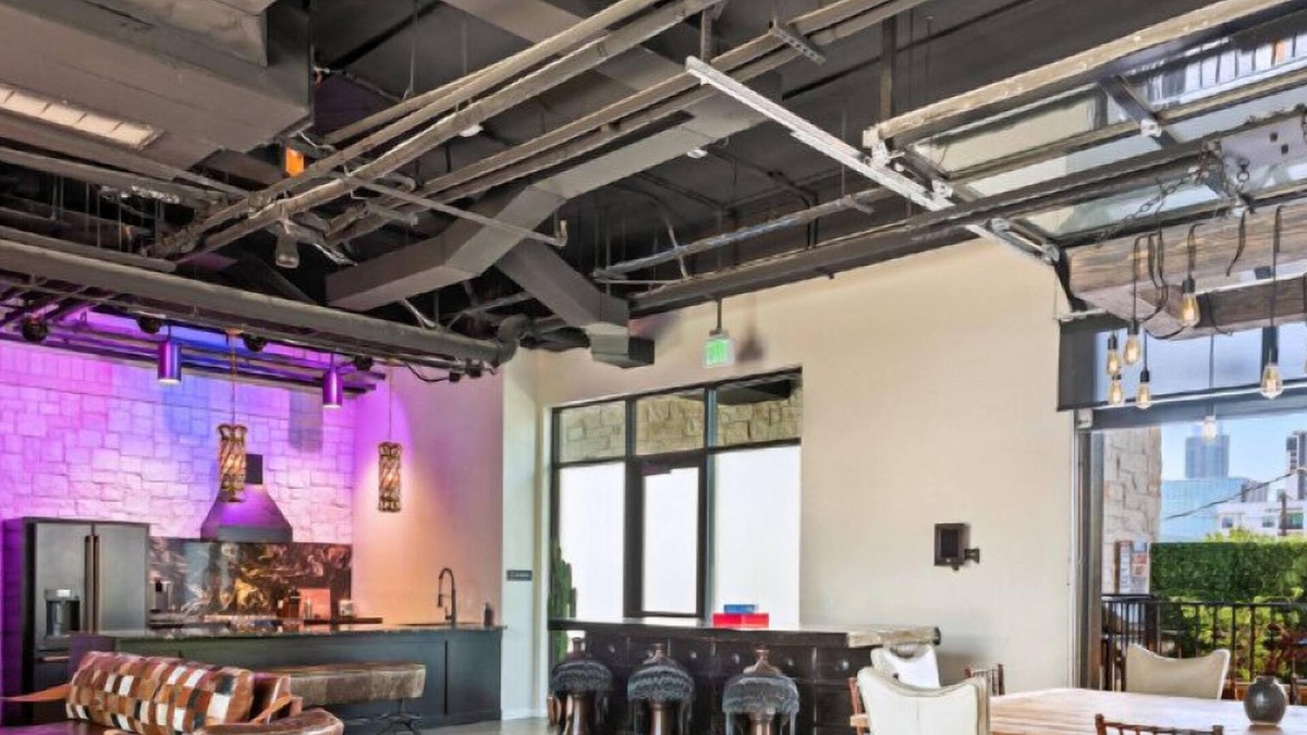 East Cesar Chavez House | (U3) Inn Cahoots on 6th: 5BR/13Beds - Pool, Rooftop, Garden Bars, Walk to Everything