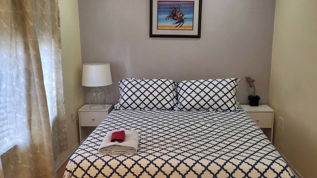 Evans Churchill Apartment | U4 - Cozy 1BR/1BA Walkup APT in DT PHX w/pkg
