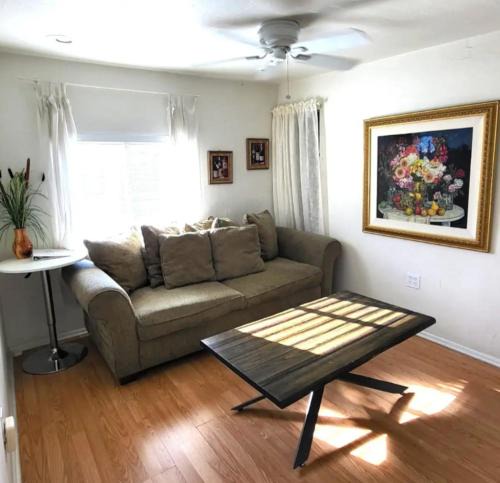 Garfield Apartment | U4 - Cozy 1BR & 1BA Walkup APT in DT PHX with pkg