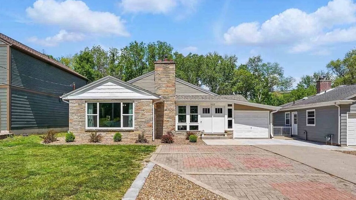 University Heights House | Ultimate 5-bedroom Hawkeye Tailgate Spot – Steps from Kinnick Stadium!