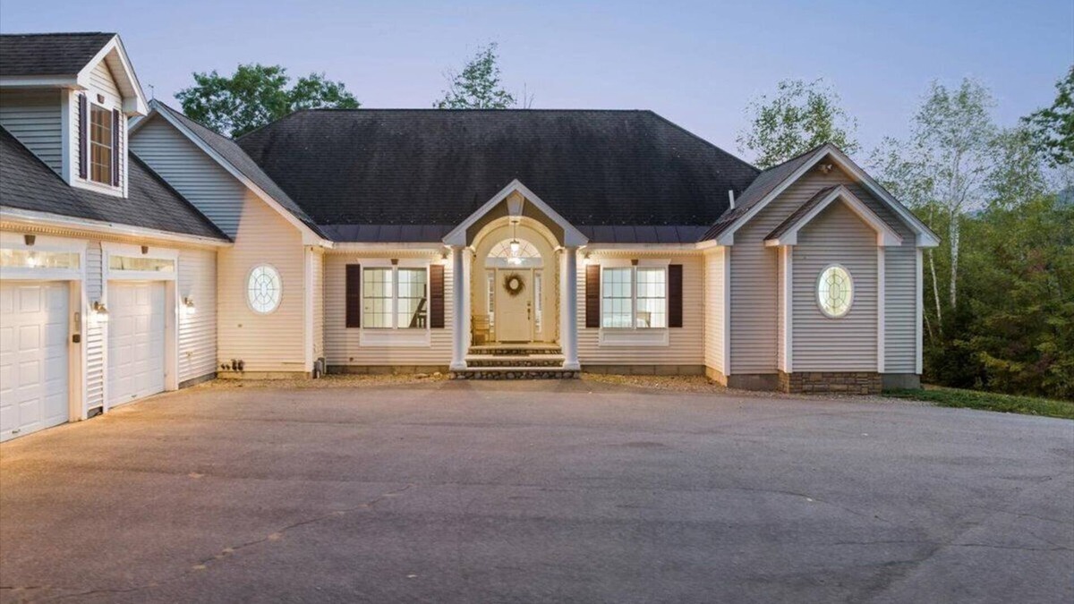 North Woodstock House | Ultimate 9 BD Holiday Home: Firepit, Theater, Game Rm, Bar, Decks, River