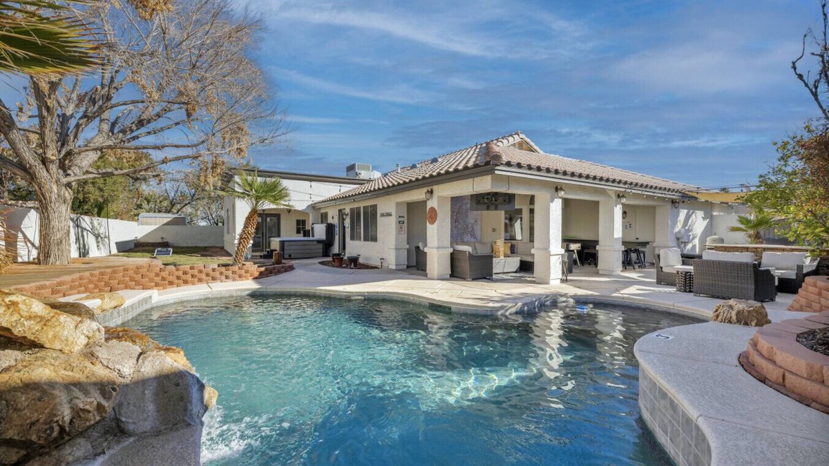 River Mountain House | Ultimate, Central 1 Story, Pool, Hot Tub & Games