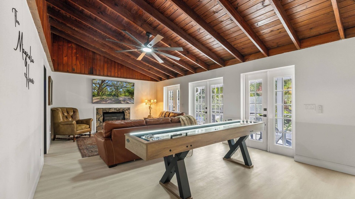 Alva House | Ultimate Farmhouse Getaway: Shuffleboard, Lounge, Fire-pit & More!n