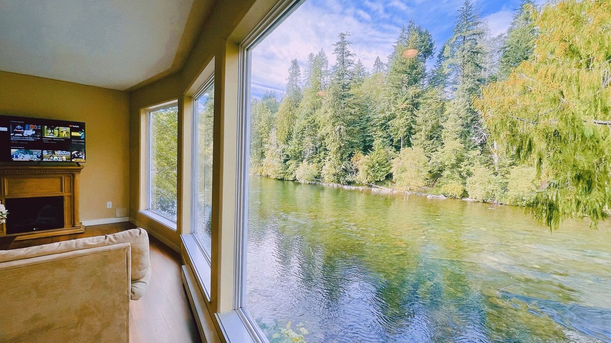 Campbell River House | Ultimate Fishing Escape: Reel in the Best Catches & Breathtaking River Views