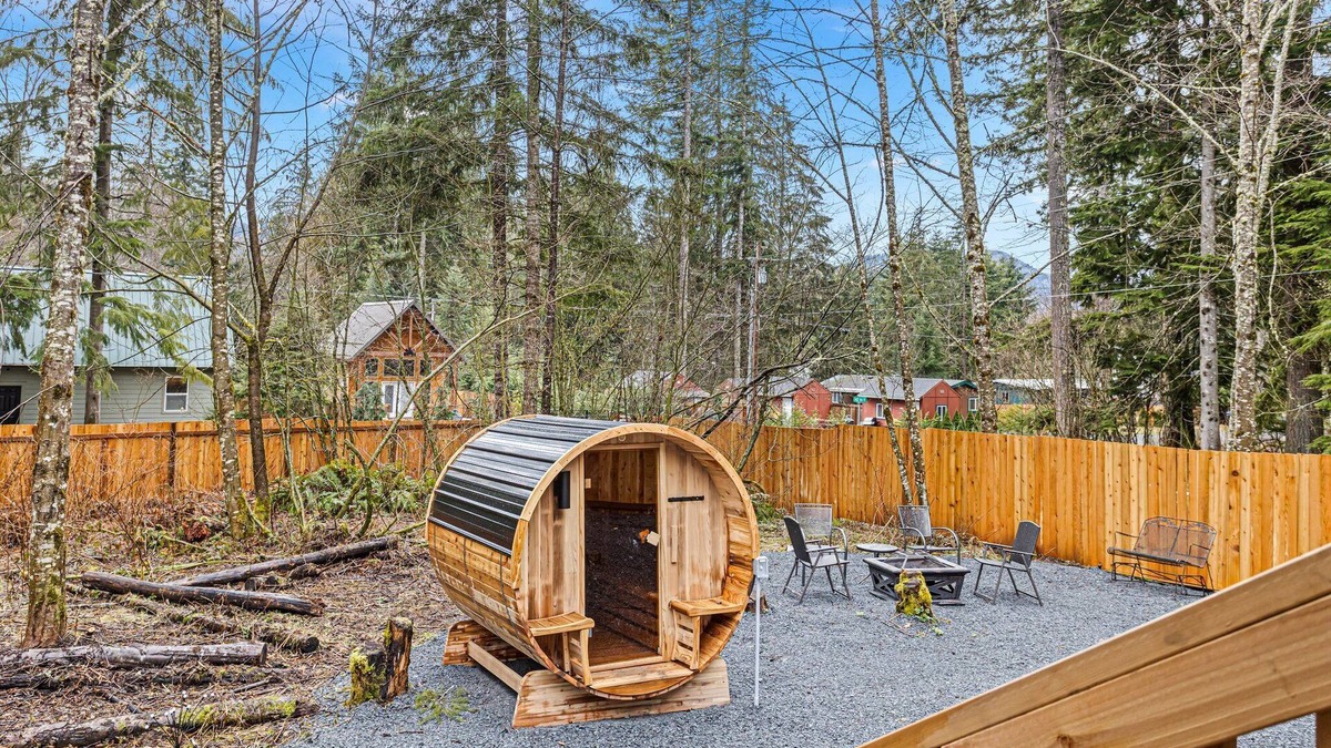 Ashford Cabin | Ultimate Getaway: Movie Theater, Sauna, Hot Tub,WiFi, EV Charging,Pet-Friendly!"