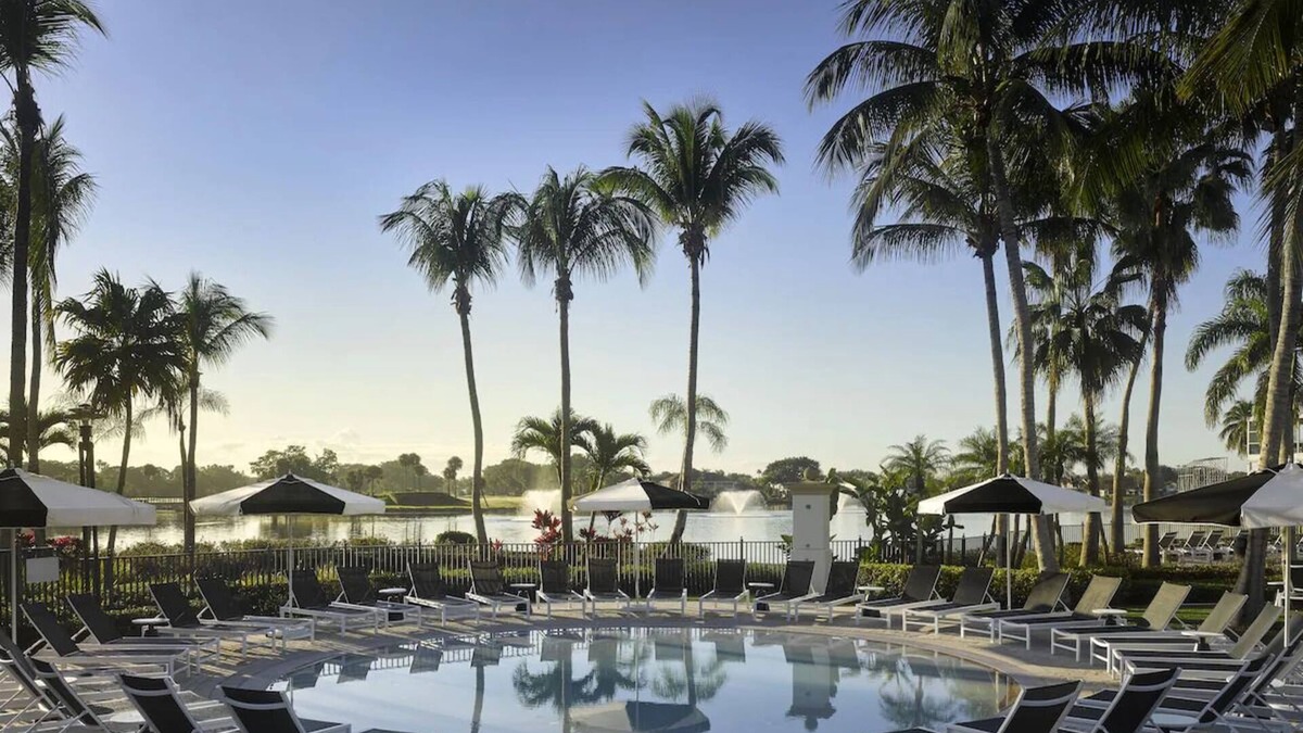 Hunt Club House | Ultimate Golf Spot Relaxation | Outdoor Pools and Free Parking