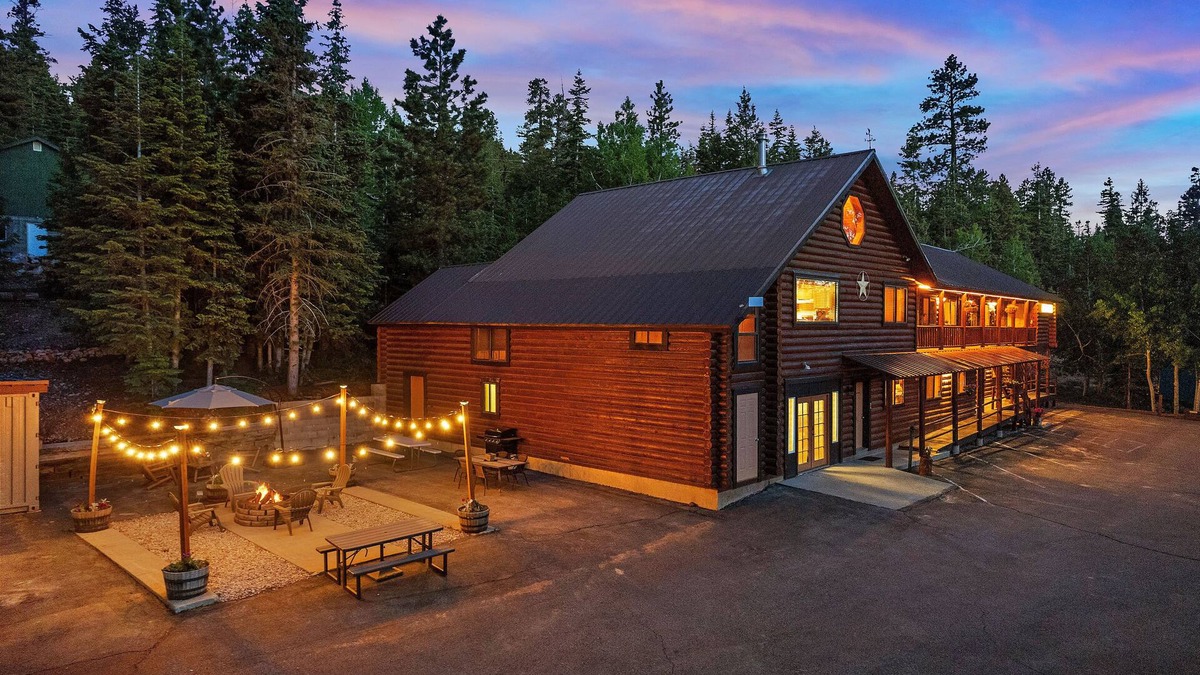 Duck Creek Village Cabin | Ultimate Group Escape: Lodge in Duck Creek Village