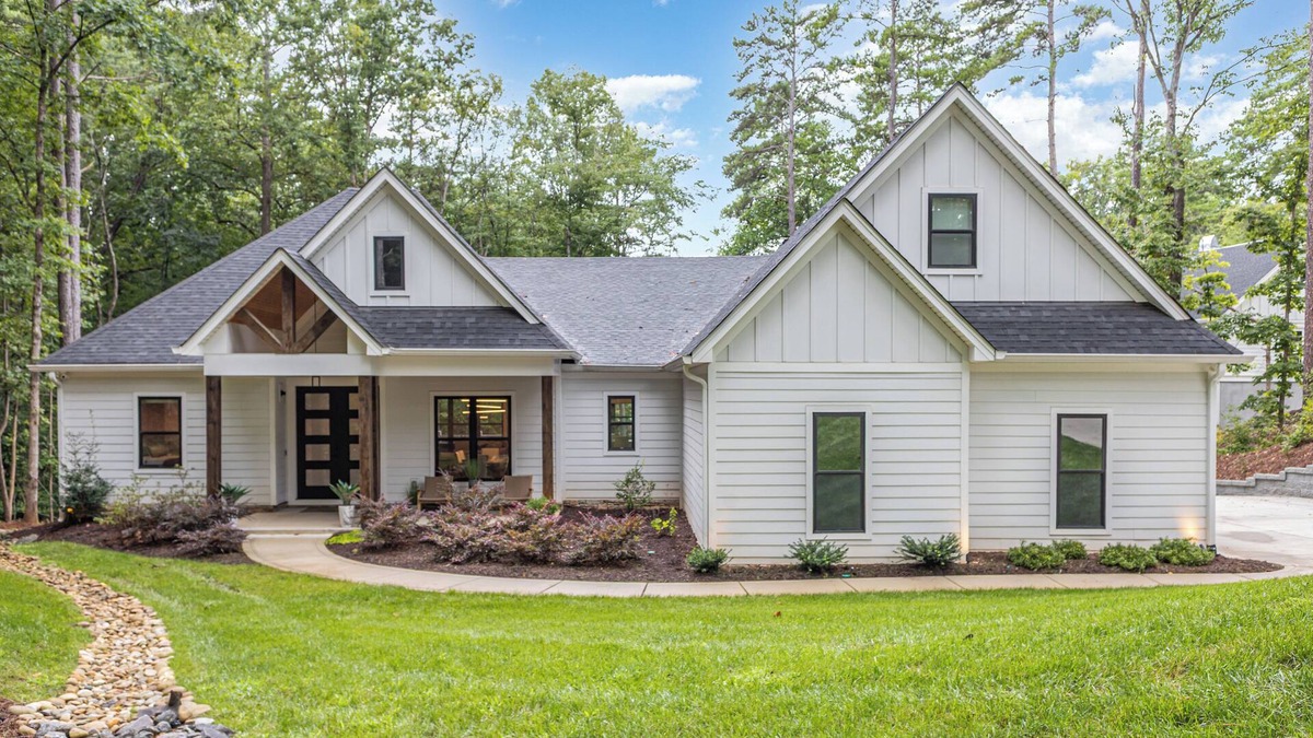 Mooresville House | Ultimate Lake Norman Getaway - 6BR, Pool, Fire Pit, Kayaks, & Boat Dock