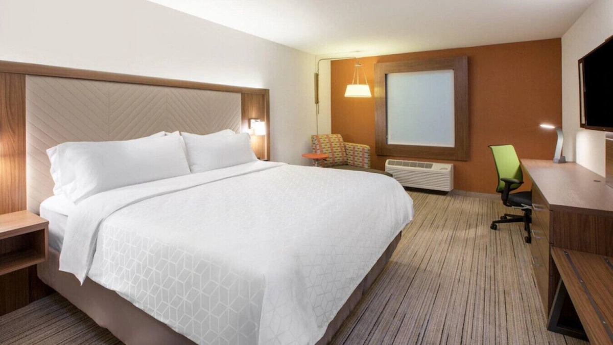 Tupelo House | Ultimate Retreat for Your Next Leisure Trip! -S