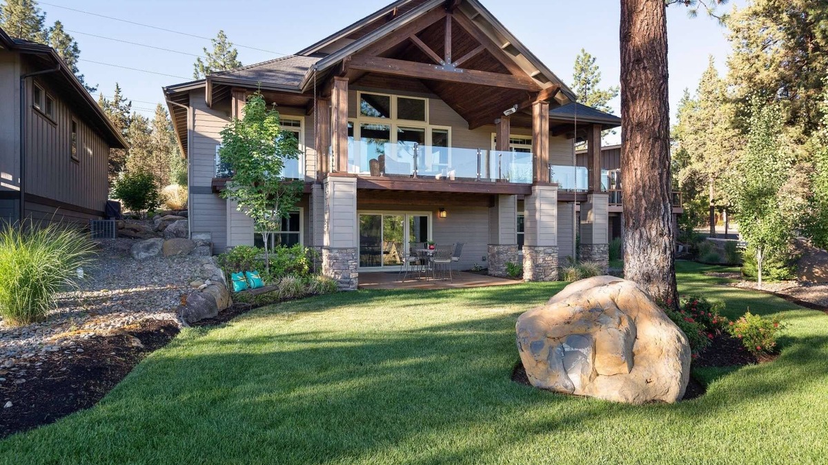 Southern Crossing House | Ultimate River House-20 mins to Bachelor. Old Mill, Restaurants, Fireplace, Heated Deck