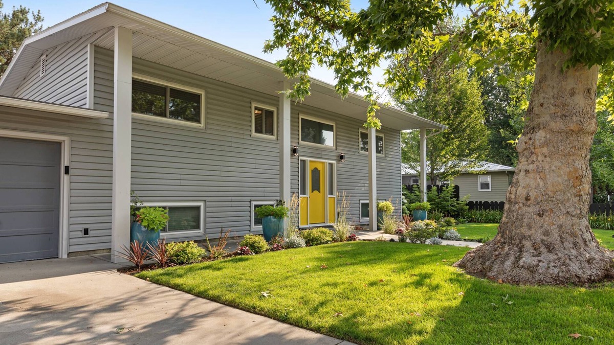 Central Rim House | Ultra Comfort + Style! NEW HOT TUB! Covered Patio, BBQ, Fire Pit & More! >10 min to Downtown & BSU!