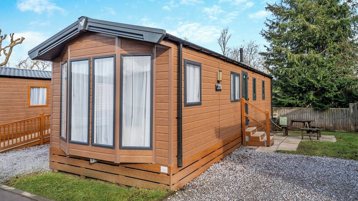 Woodbury House | Ultra modern caravan with one master double with 2 W.