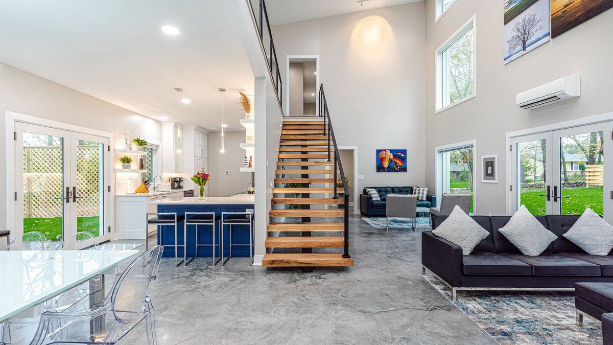 Columbia House | Ultramodern Net-Zero Briarwood Estate heart of Columbia MO