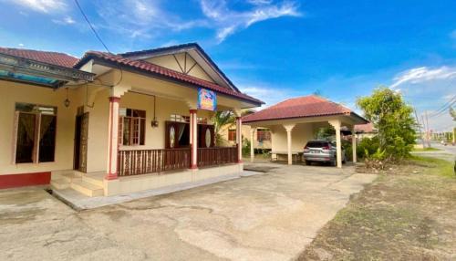 Kampung Banggul Peradung House | UMMI HOMESTAY Manir KT