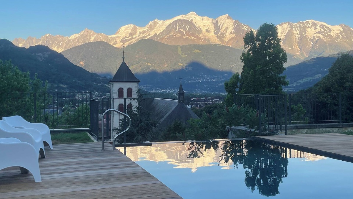 Sallanches Apartment | Un Étage Complet Dans une Tour Médiévale Rénovée au Cœur du Pays du Mont-blanc