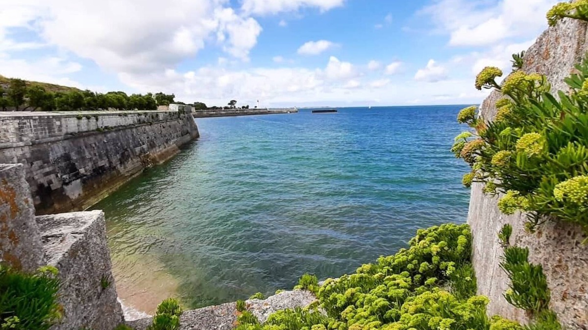 Saint-Martin-de-Re Apartment | Un Délicieux Moment, au Cœur de Saint-martin, Dans cet Appartement Avec Jardinet